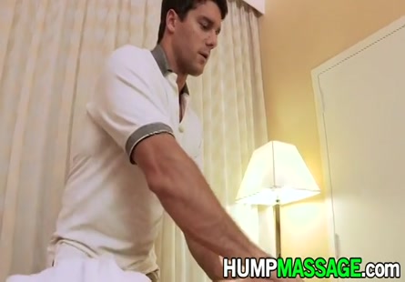 Claire est une salope sexy qui baise fort tout en faisant des massages.